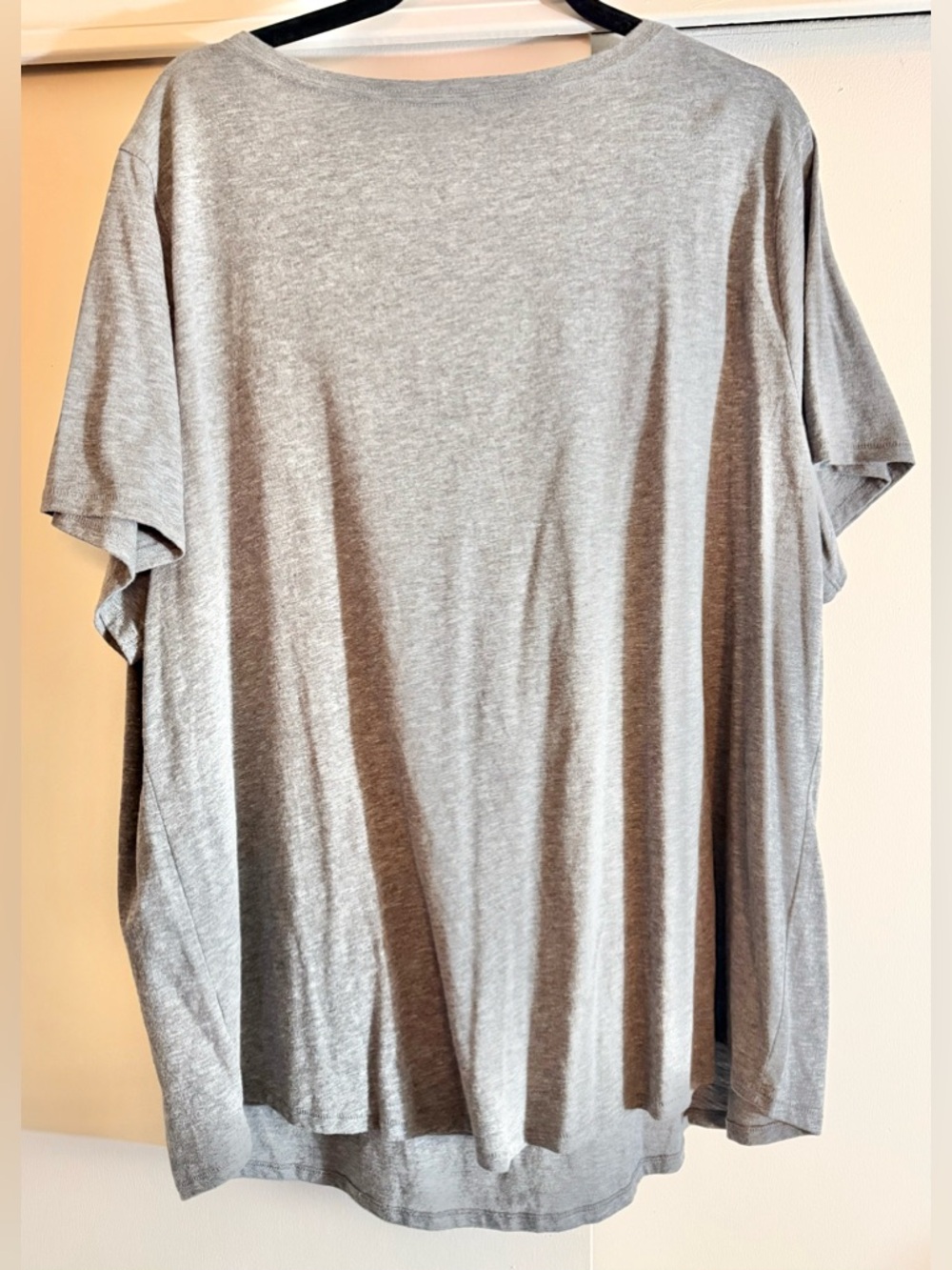 Women’s Plus Evri V Neck Graphic Tee 2X EUC - Picture 2 of 3